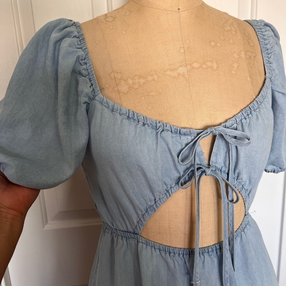 Fun Cut-Out detail Chambray Blue Dress - Picture 2 of 6